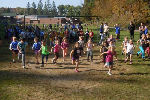 Land O'Lakes Public School hosts 9th Timber Wolf Run.